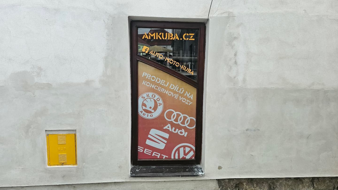 Výloha prodejny se značkami Škoda, Audi, Seat a Volkswagen